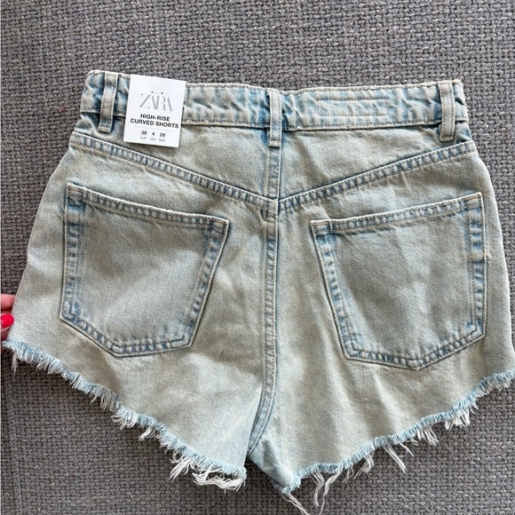 Brand new Zara High-Rise Curved Denim Shorts – Size US 4 / EUR 36 - Picture 6 of 9